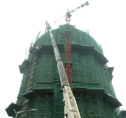 花垣吊车在工地上作业